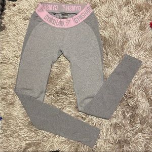 Size medium, low rise Gym Shark leggings. Smoke free home.